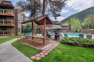 - une table de pique-nique dans une cour à côté d'un bâtiment dans l'établissement Wild Irishman 2 bed 2 bath retreat WIBH, à Keystone