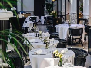 Restauracja lub miejsce do jedzenia w obiekcie Domaine de la Reine Margot Paris-Issy - MGallery Collection