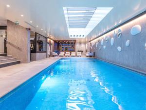 Бассейн в Novotel Deauville Plage или поблизости