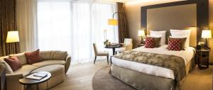 Postel nebo postele na pokoji v ubytování AlpenGold Hotel Davos