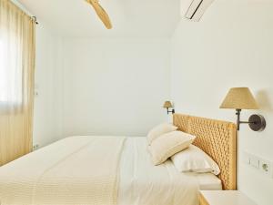 En eller flere senge i et værelse på TARIFA ICEBERG 15 - Nuevo Ático Garaje y Piscina + 31 billeder