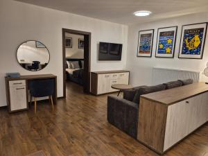 ein Wohnzimmer mit Sofa und Tisch in der Unterkunft Apartamenty Stynka Apartament Pod Gwiazdami in Misdroy