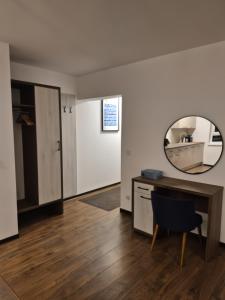 ein Wohnzimmer mit Schreibtisch und Spiegel in der Unterkunft Apartamenty Stynka Apartament Pod Gwiazdami in Misdroy