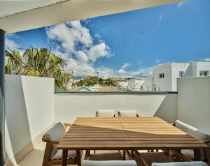 En balkon eller terrasse på TARIFA ICEBERG 15 - Nuevo Ático Garaje y Piscina