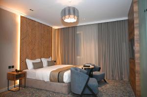 麦地那فندق أناف的一间酒店房间，里面有一张床和一把椅子