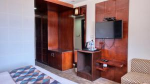 TV o dispositivi per l'intrattenimento presso Basera Hotel