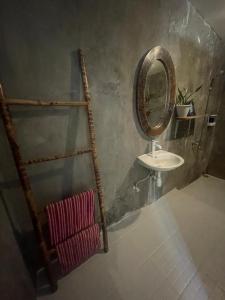a bathroom with a mirror and a sink at Balla Naila in Gili Trawangan