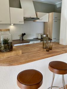 a kitchen with two stools and a counter top at Senne Bungalow in Augustdorf