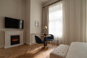 Televízia a/alebo spoločenská miestnosť v ubytovaní Harmonia Palace