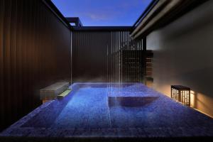 Rúm í herbergi á Marukyu Ryokan