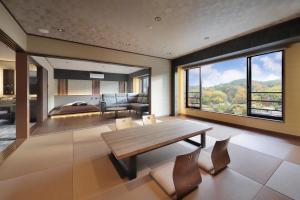 Rúm í herbergi á Marukyu Ryokan