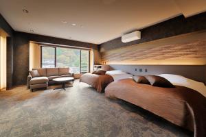Rúm í herbergi á Marukyu Ryokan