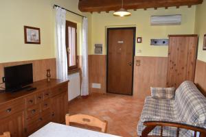 TV a/nebo společenská místnost v ubytování Agriturismo Le Ginestre