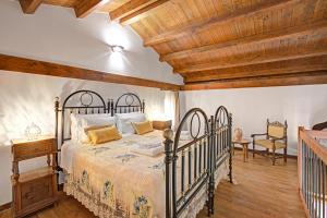 sypialnia z łóżkiem i drewnianym sufitem w obiekcie Masseria Antoglia Rooms w mieście Villa Castelli +37 zdjęć