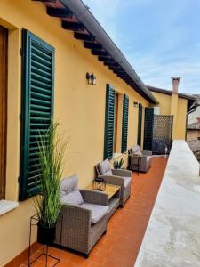 een patio met rieten meubels in een huis bij Loggia Senensis in Siena