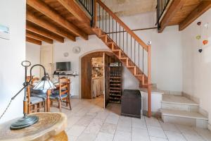 salon ze stołem i schodami w obiekcie Masseria Antoglia Rooms w mieście Villa Castelli