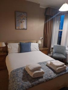 Ένα ή περισσότερα κρεβάτια σε δωμάτιο στο The Chateau by MPH Holidays