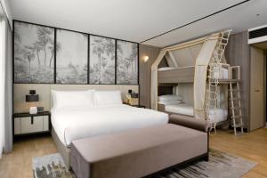 Mövenpick Hotel Bangkok Ploenchit BDMS客房内的一张或多张床位