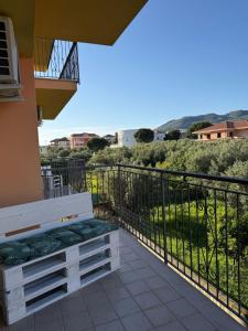 una panchina bianca su un balcone con vista di Tropical House a Gizzeria