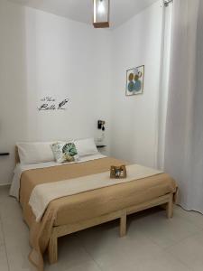 una camera da letto con un letto grande con struttura in legno di Tropical House a Gizzeria Altre 37 foto