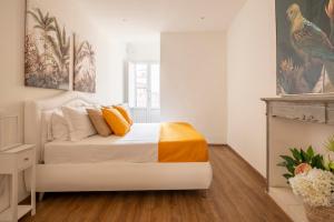a bedroom with a bed and a fireplace at Tra Duomo e Uffizi Appartamenti moderni nel cuore dell'arte in Florence