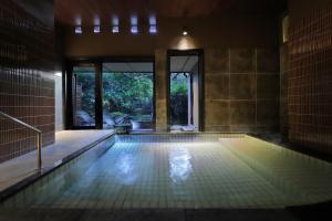 Sundlaugin á Marukyu Ryokan eða í nágrenninu