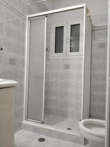 ein Badezimmer mit Dusche und Toilette in der Unterkunft Cosy House 50m of Beach Kalamia 80 sqm in Korinthos + 7 Fotos