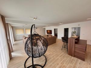 MiševićiVilla Leyan的一间客厅,客厅中央有一个篮子