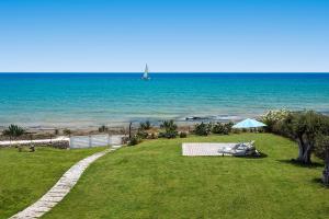 vistas a una playa con un barco en el agua en Blumarine, en Marina di Modica 54 fotos más