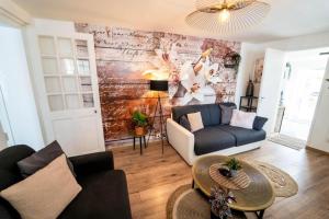 a living room with a couch and a table at SPACIEUX Appart Jacuzzi Terrasse Parking 10min port d'Honfleur Plage in Honfleur