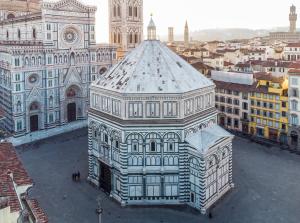 a large building in a city with a cathedral at Tra Duomo e Uffizi Appartamenti moderni nel cuore dell'arte in Florence +75 photos