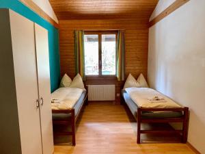 Letto o letti in una camera di Alpine Base Hostel - Adults only