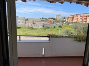 ein Blick auf eine Stadt aus einem Fenster in der Unterkunft Dimora Letizia in Gallipoli