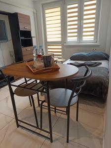 a room with a table and chairs and a bed at Trzy Korony Apartament in Nowy Sącz