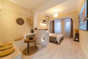 sypialnia z łóżkiem, stołem i krzesłem w obiekcie Xihe Light Luxury Self-service Apartment w mieście Chengdu