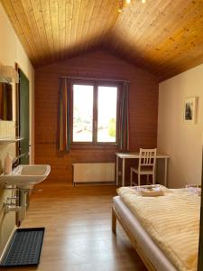 Letto o letti in una camera di Alpine Base Hostel - Adults only