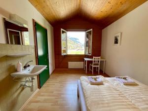 Letto o letti in una camera di Alpine Base Hostel - Adults only