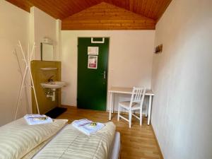 Letto o letti in una camera di Alpine Base Hostel - Adults only