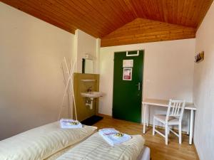 Letto o letti in una camera di Alpine Base Hostel - Adults only