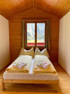 Letto o letti in una camera di Alpine Base Hostel - Adults only
