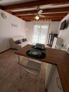 a kitchen with a table and a living room at Casa Linda in Parque Holandes