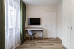 Televízia a/alebo spoločenská miestnosť v ubytovaní DeMar Apart Sun + 10 fotografií