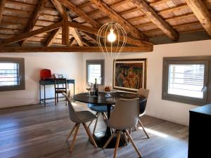 Un comedor con mesa y sillas en Il Re Della Cantina Appartamenti, en Crocetta del Montello 58 fotos más