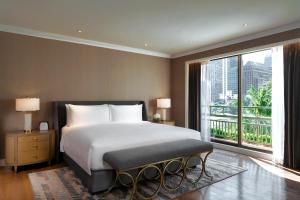 Mövenpick Hotel Bangkok Ploenchit BDMS客房内的一张或多张床位