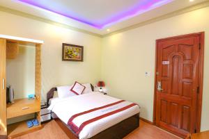 Rúm í herbergi á Hoa Dat Da Lat Hotel