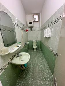 a bathroom with a sink and a toilet at Nhà Nghỉ Thanh Mai in Bản Có