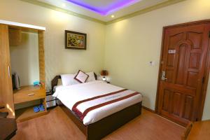 Rúm í herbergi á Hoa Dat Da Lat Hotel