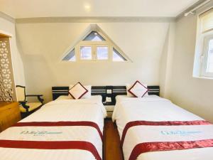 Rúm í herbergi á Hoa Dat Da Lat Hotel