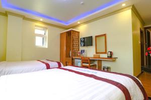 Rúm í herbergi á Hoa Dat Da Lat Hotel