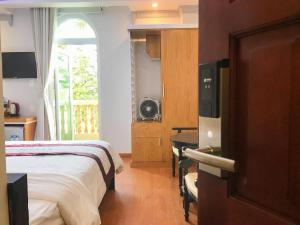 Rúm í herbergi á Hoa Dat Da Lat Hotel